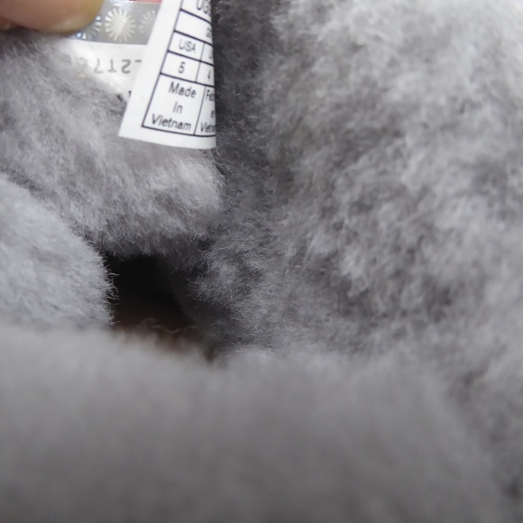 🔥❤️FINAL CLERANCE🔥🔥 * UGG Gita Pom Pom Boots Youth Mis-matched Size Pair NEW - Picture 7 of 8